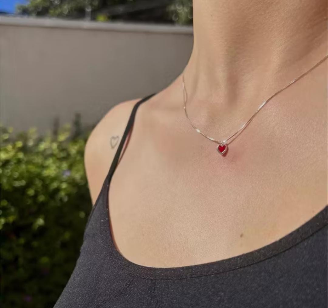 Colar cordão ponto de luz vermelho coração