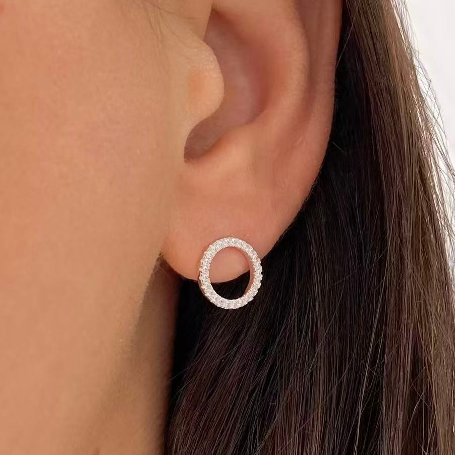 Conjunto Feminino Colar e Brincos com Pingente Redondo Vazado Zircônias Brilhantes