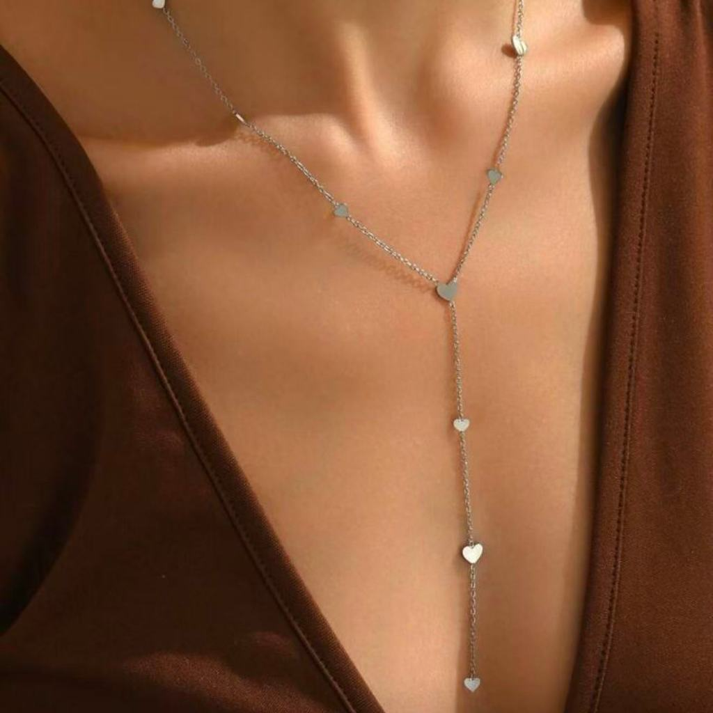 Colar Feminino em formato de Y com Corações Delicados