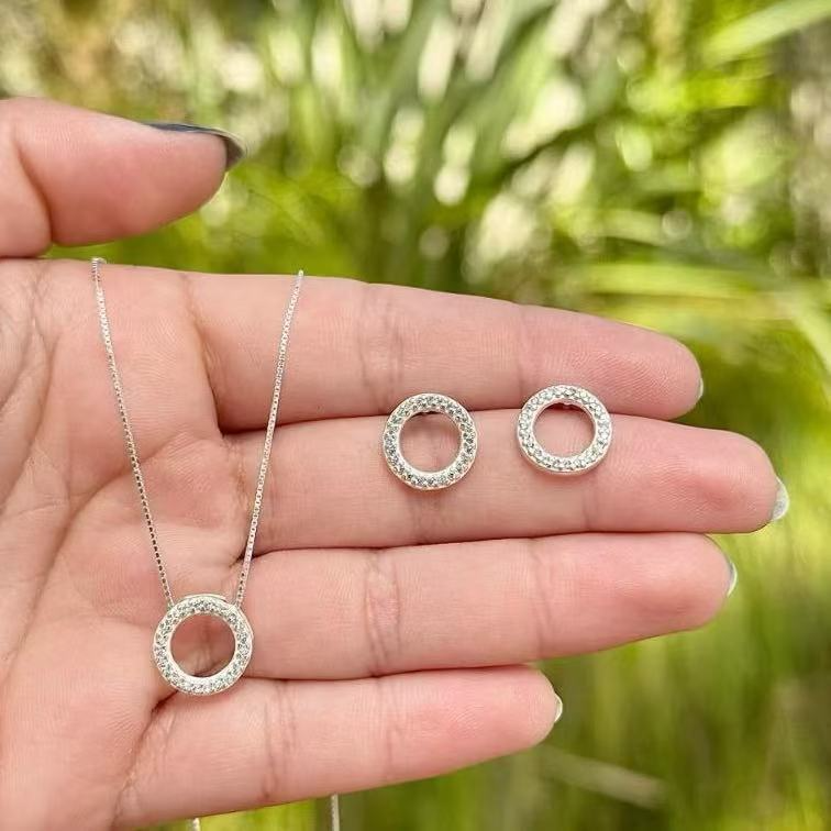 Conjunto Feminino Colar e Brincos com Pingente Redondo Vazado Zircônias Brilhantes