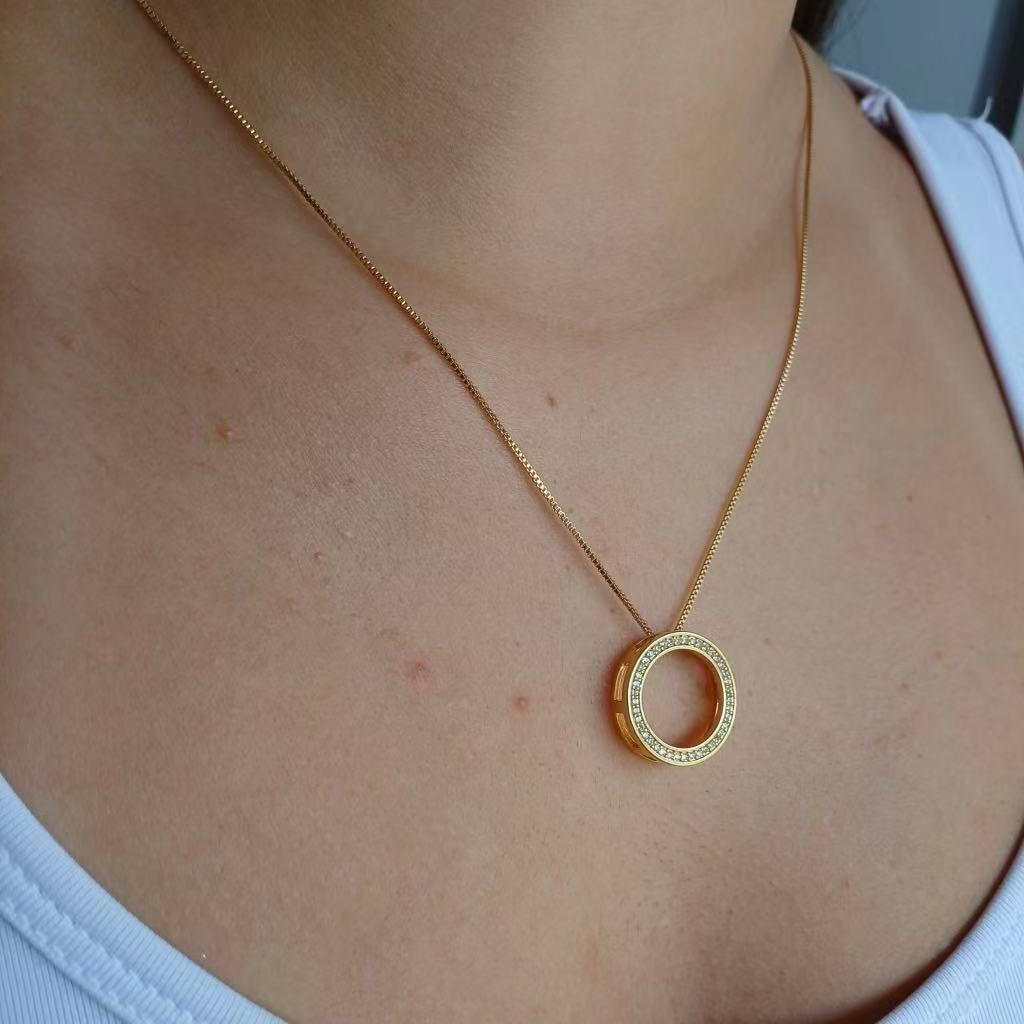 Conjunto Feminino Colar e Brincos com Pingente Redondo Vazado Zircônias Brilhantes
