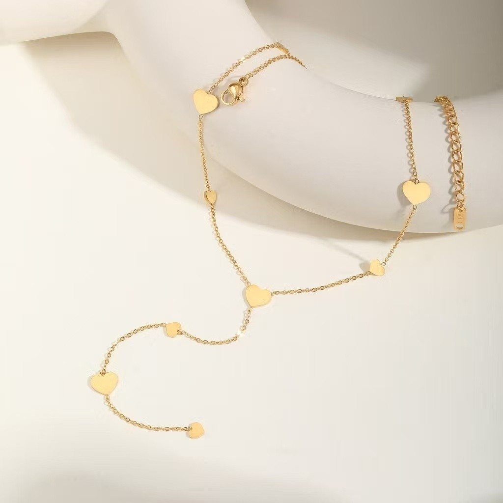 Colar Feminino em formato de Y com Corações Delicados