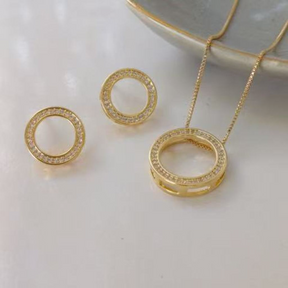 Conjunto Feminino Colar e Brincos com Pingente Redondo Vazado Zircônias Brilhantes