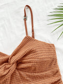 Um vestido halter puro e sexy que é justo e emagrecedor, com bordas com babados e um vestido curto que abraça os quadril para mulheres