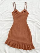 Um vestido halter puro e sexy que é justo e emagrecedor, com bordas com babados e um vestido curto que abraça os quadril para mulheres