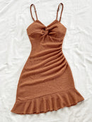 Um vestido halter puro e sexy que é justo e emagrecedor, com bordas com babados e um vestido curto que abraça os quadril para mulheres